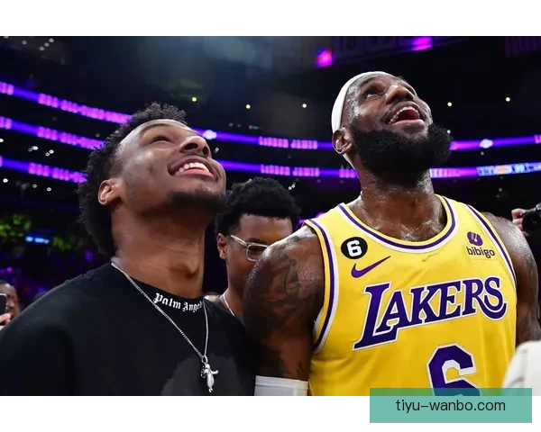 詹姆斯高光之夜携布朗尼同框引爆全场他究竟是谁再度封神之问