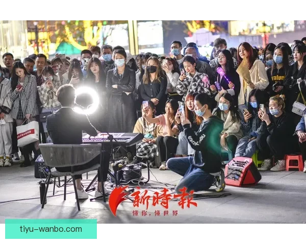 艾维街头演讲引关注 手持麦克风与路人分享独到见解与生活感悟